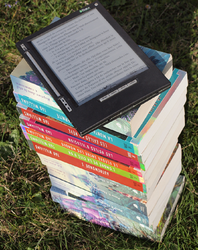 Curriculit-Bouquin_électronique_iLiad_sur_une_pile_de ...